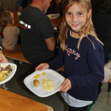 Une jeune fille qui adore la raclette.